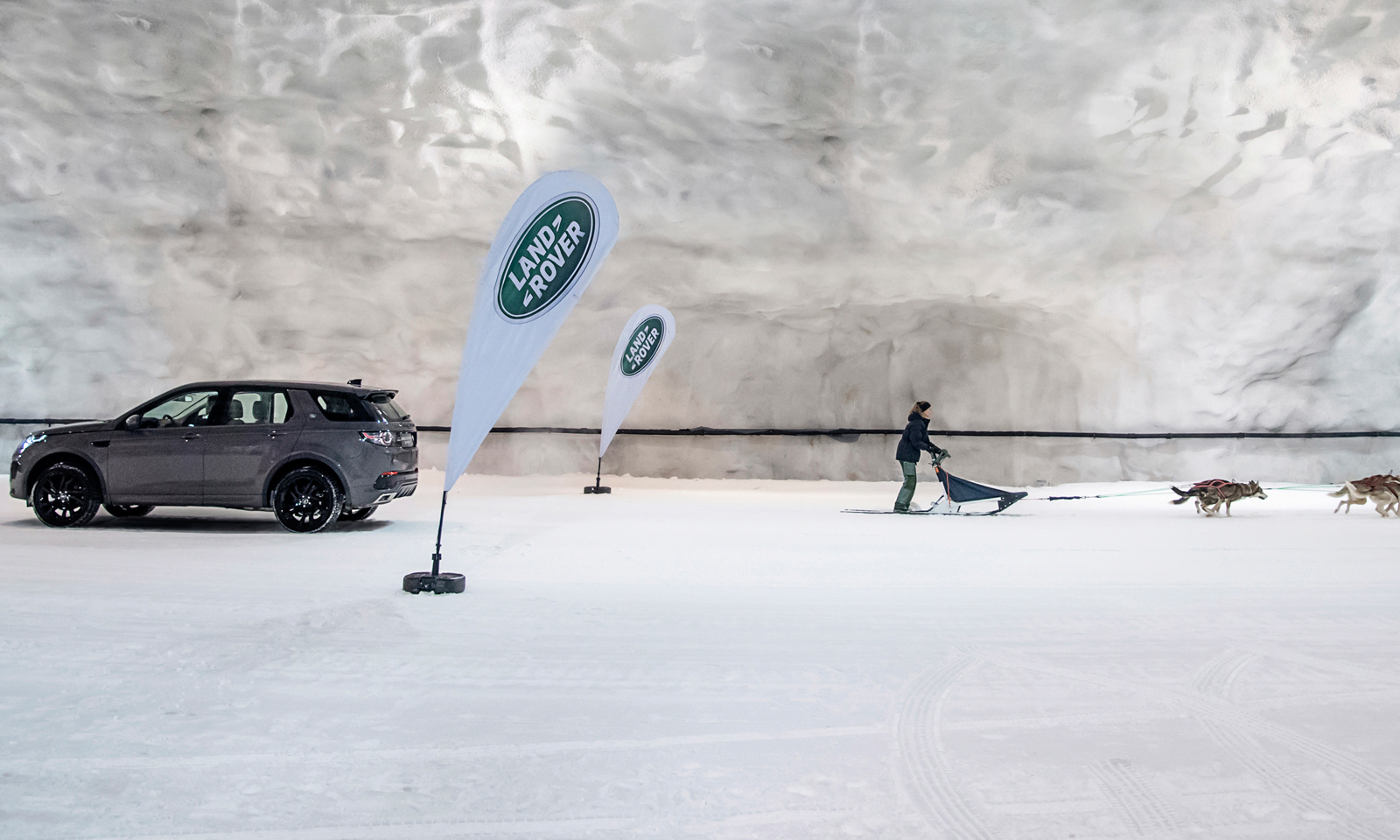 Discovery Sport takes on dog sled team in unique race at Vesileppis Ski Tunnel in Finland